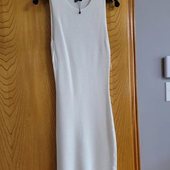 Dresses - Picture 4 of 5